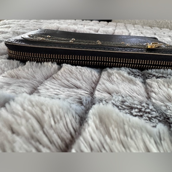 Authentic Louis Vuitton Suhali Zippy Long
Wallet black- excellent condit… - Picture 11 of 13